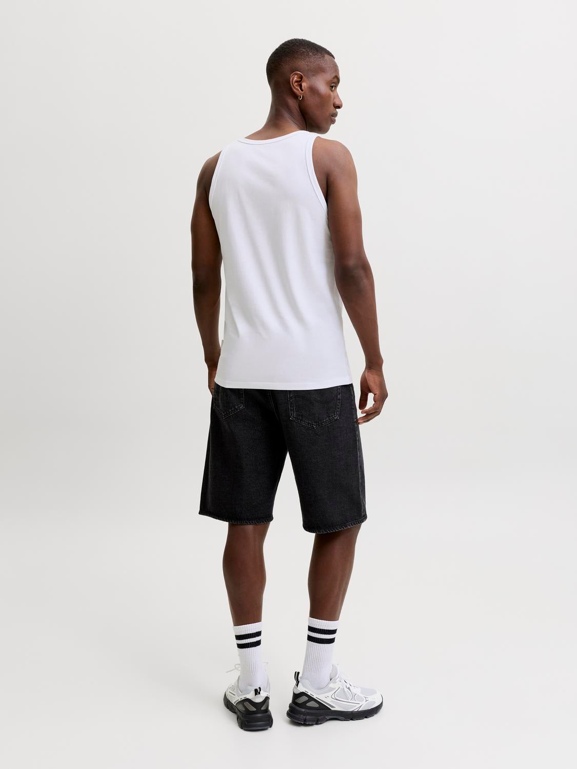 model_shot-back